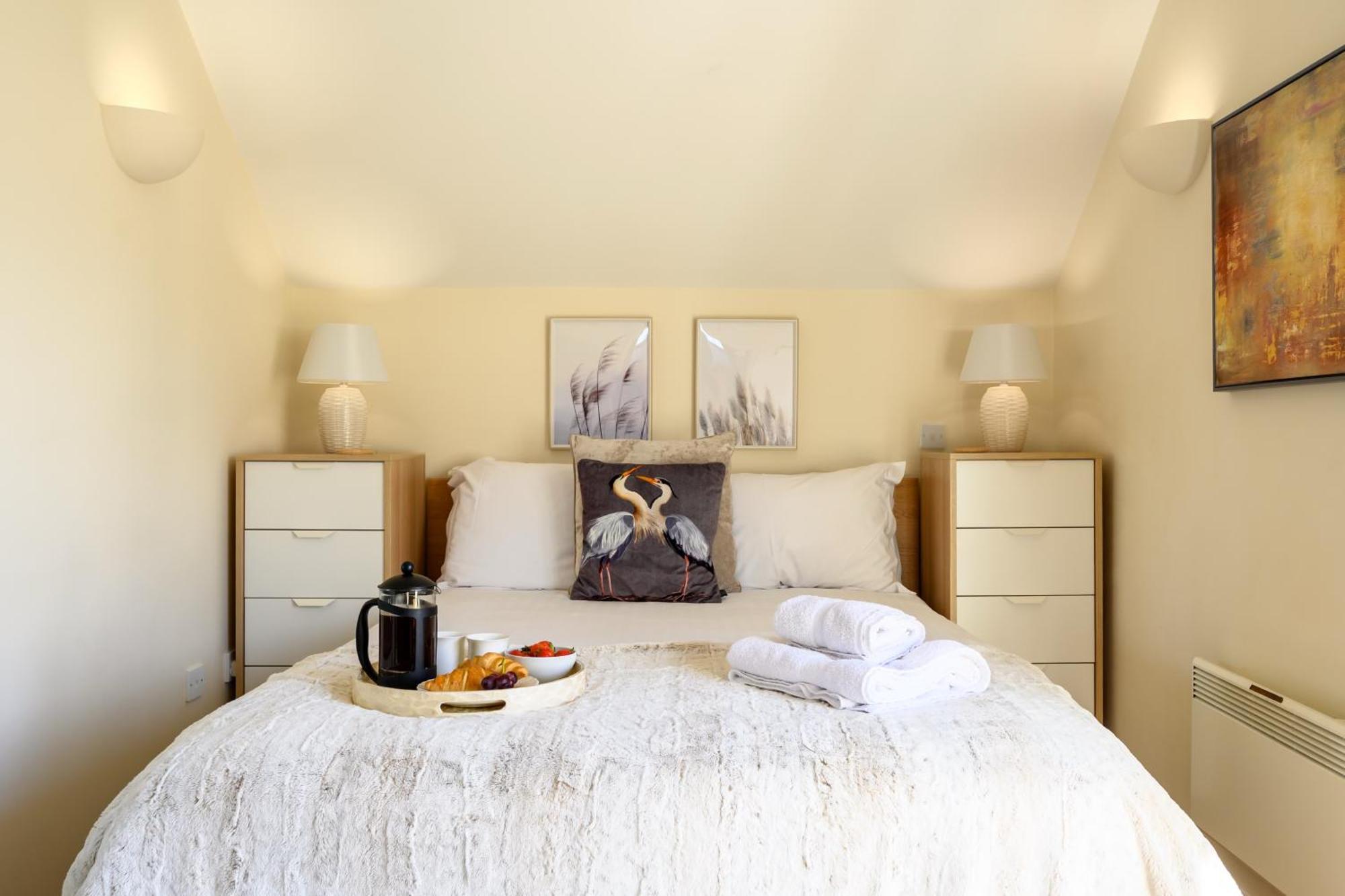 Cosy Cotswold Lodge By Your Home Here - Summer Sale For 3 Plus Nights - Ideal For Families With Log-Burner, Spa, Private Parking And Heated Swimming Pools Ashton Keynes Экстерьер фото