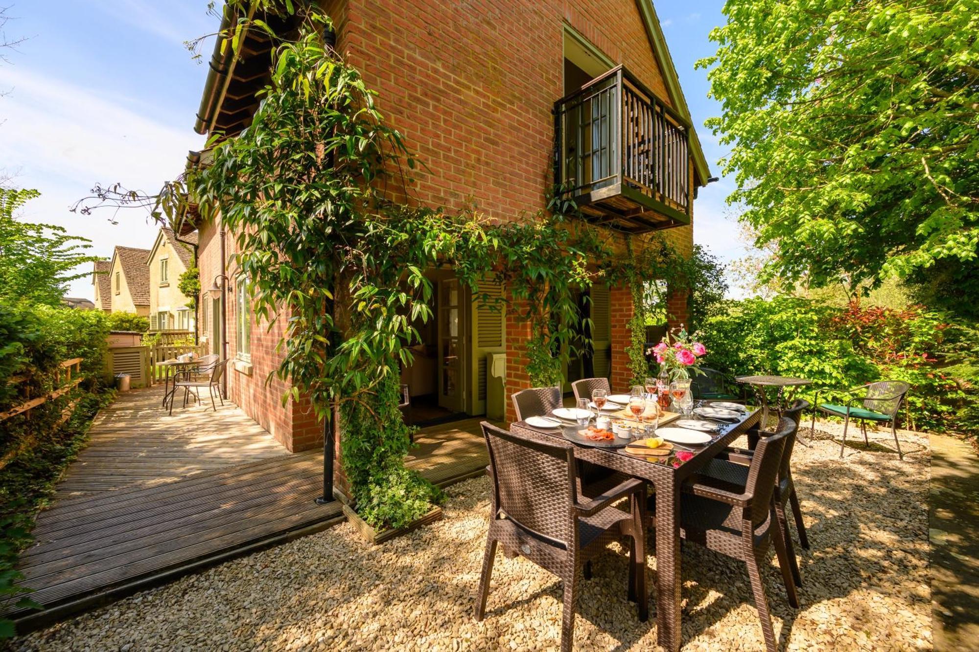 Cosy Cotswold Lodge By Your Home Here - Summer Sale For 3 Plus Nights - Ideal For Families With Log-Burner, Spa, Private Parking And Heated Swimming Pools Ashton Keynes Экстерьер фото