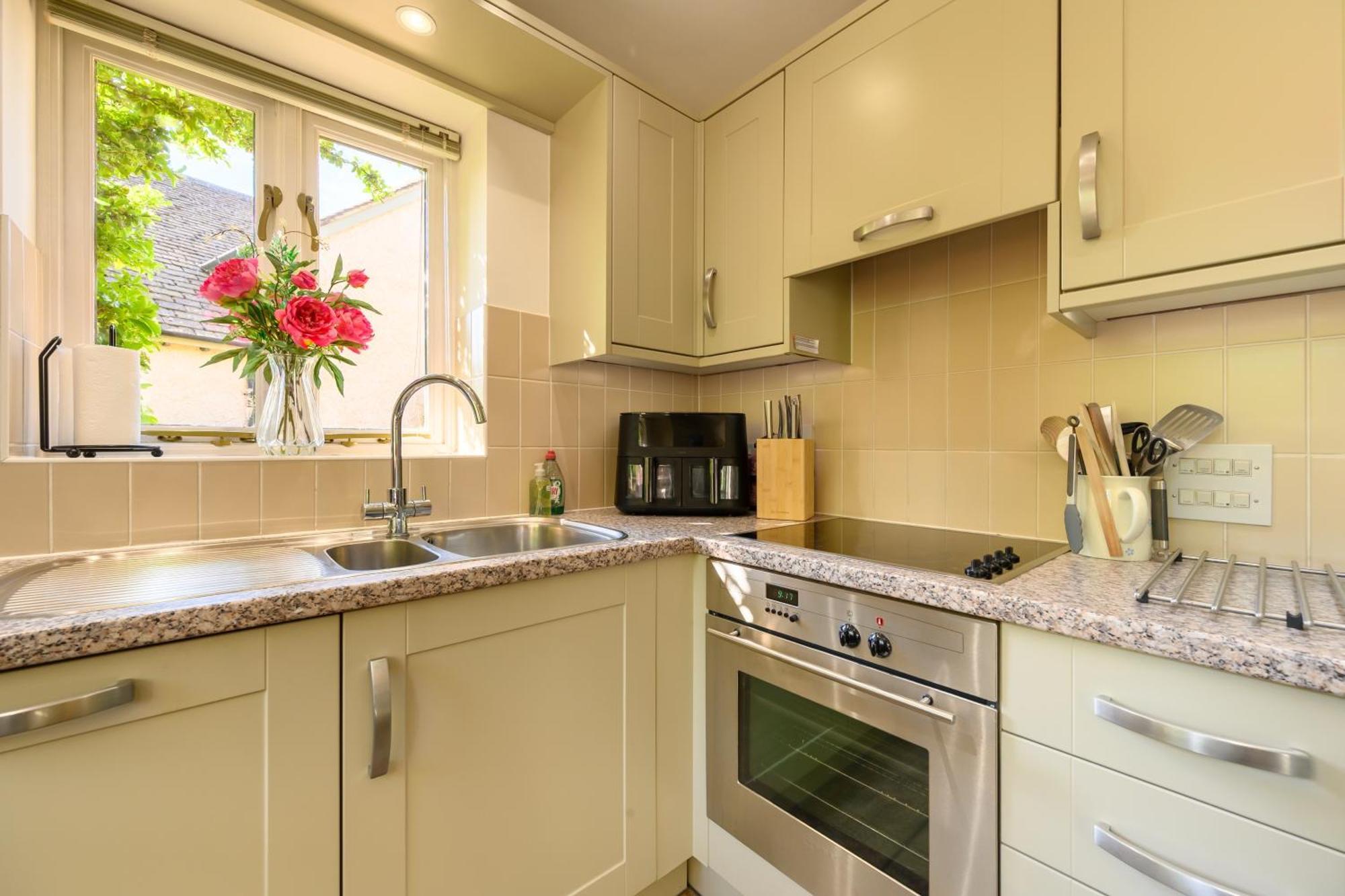 Cosy Cotswold Lodge By Your Home Here - Summer Sale For 3 Plus Nights - Ideal For Families With Log-Burner, Spa, Private Parking And Heated Swimming Pools Ashton Keynes Экстерьер фото