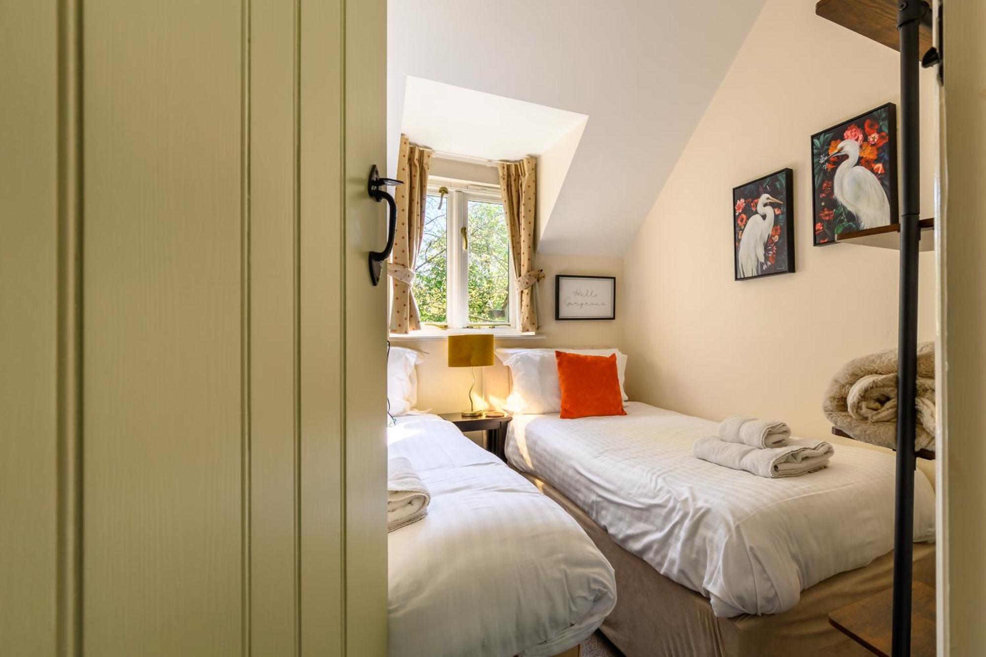 Cosy Cotswold Lodge By Your Home Here - Summer Sale For 3 Plus Nights - Ideal For Families With Log-Burner, Spa, Private Parking And Heated Swimming Pools Ashton Keynes Экстерьер фото